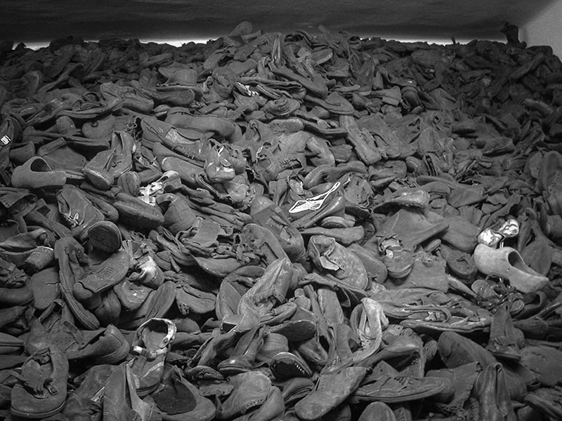 Abgetragene Schuhe von KZ-Häftlingen in Auschwitz, die das Grauen nicht überlebt haben