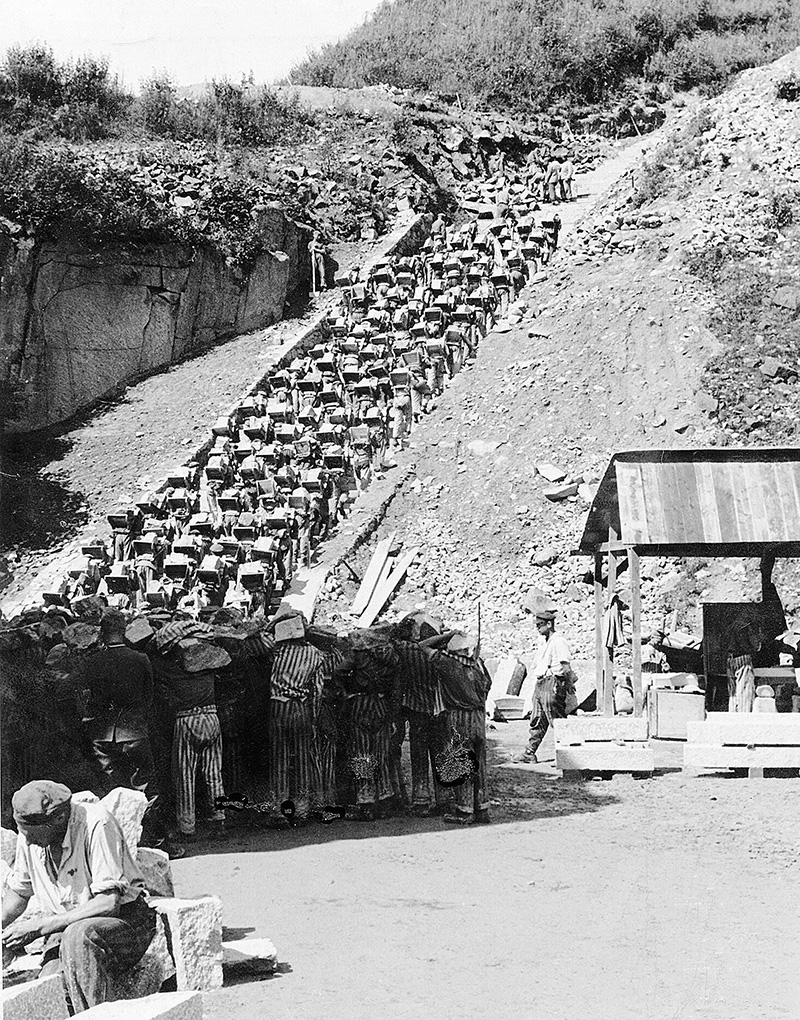 Zwangsarbeiter aus dem KZ Mauthausen bei der Arbeit im Steinbruch.